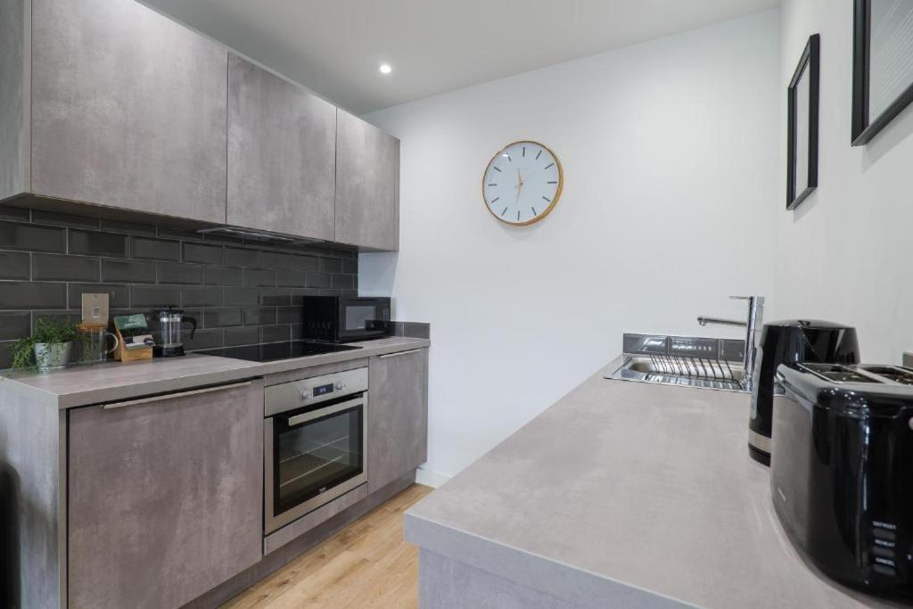 City Centre Luxury Apartment - Free Parking & Balcony Cardiff Buitenkant foto